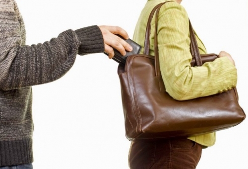  Ανήλικοι Ρομά έκλεψαν Γαλλίδα τουρίστρια 