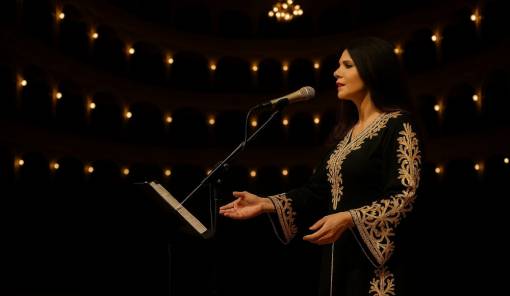 &Nu;&epsilon;&kappa;&tau;&alpha;&rho;ί&alpha; &Kappa;&alpha;&rho;&alpha;&nu;&tau;&zeta;ή: &Eta; &lambda;&alpha;&kappa;&omega;&nu;&iota;&kappa;ή &phi;&omega;&nu;ή &pi;&omicron;&upsilon; &sigma;&phi;&rho;&alpha;&gamma;ί&zeta;&epsilon;&iota; &tau;&eta; &mu;&omicron;ί&rho;&alpha; &tau;&omicron;&upsilon; &laquo;&Kappa;&alpha;&pi;&omicron;&delta;ί&sigma;&tau;&rho;&iota;&alpha;&raquo;