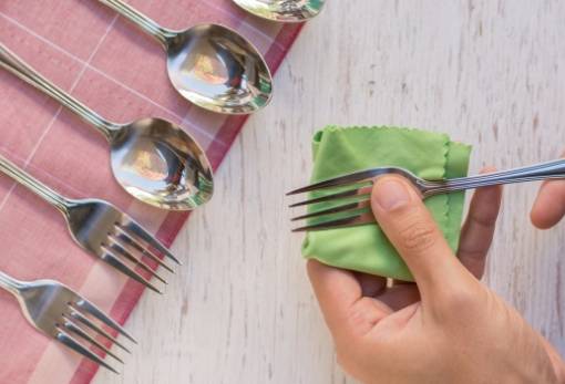 Το μόνο υλικό που χρειάζεσαι για να γυαλίζουν τα μαχαιροπίρουνα μετά το πλύσιμο