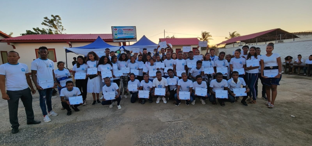 &laquo;&Pi;&alpha;&rho;ά&theta;&upsilon;&rho;&omicron;&raquo; &tau;&eta;&sigmaf; &Mu;&alpha;&delta;&alpha;&gamma;&alpha;&sigma;&kappa;ά&rho;&eta;&sigmaf; &sigma;&tau;&omicron;&nu; &sigma;ύ&gamma;&chi;&rho;&omicron;&nu;&omicron; &kappa;ό&sigma;&mu;&omicron;