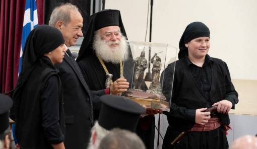 &laquo;&Omicron; &Pi;&alpha;&tau;&rho;&iota;ά&rho;&chi;&eta;&sigmaf; &tau;&eta;&sigmaf; &Alpha;&gamma;ά&pi;&eta;&sigmaf;&raquo; &pi;&omicron;&upsilon; έ&nu;&omega;&sigma;&epsilon; &Kappa;&rho;ή&tau;&eta; &kappa;&alpha;&iota; &Mu;ά&nu;&eta; &sigma;&epsilon; &mu;&iota;&alpha; &kappa;&alpha;&rho;&delta;&iota;ά