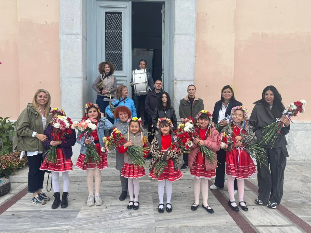 &Eta; Ά&nu;&omicron;&iota;&xi;&eta; ά&nu;&theta;&iota;&sigma;&epsilon; &sigma;&tau;&eta; &Mu;ά&nu;&eta;: &Pi;&omicron;&lambda;ύ&chi;&rho;&omega;&mu;&eta; &laquo;&Gamma;&iota;&omicron;&rho;&tau;ή &Lambda;&omicron;&upsilon;&lambda;&omicron;&upsilon;&delta;&iota;ώ&nu;&raquo; &sigma;&epsilon; &Gamma;ύ&theta;&epsilon;&iota;&omicron; &kappa;&alpha;&iota; &Alpha;&rho;&epsilon;ό&pi;&omicron;&lambda;&eta;