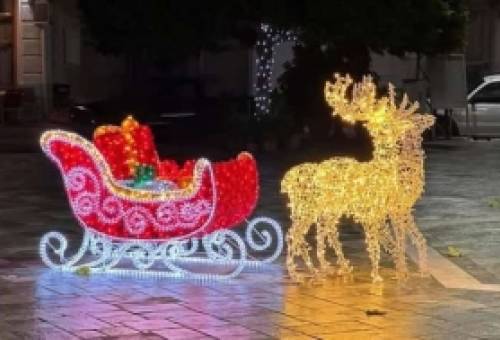 Η «μαγική βαλίτσα» του Δ. Ευρώτα φέρνει τα Χριστούγεννα σε κάθε πλατεία