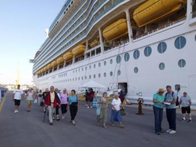 &Kappa;&alpha;&tau;έ&kappa;&lambda;&upsilon;&sigma;&alpha;&nu; &tau;&eta;&nu; &Kappa;&alpha;&lambda;&alpha;&mu;ά&tau;&alpha; &omicron;&iota; &tau;&omicron;&upsilon;&rho;ί&sigma;&tau;&epsilon;&sigmaf; &tau;&eta;&sigmaf; &kappa;&rho;&omicron;&upsilon;&alpha;&zeta;&iota;έ&rho;&alpha;&sigmaf;