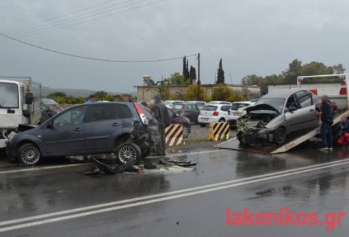 «Καρφώθηκε» σε σταθμευμένο όχημα και προκάλεσε μίνι καραμπόλα (ΦΩΤΟ)