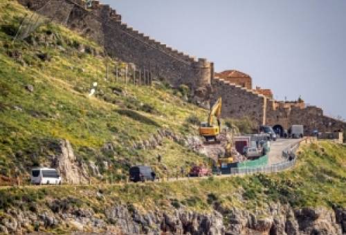 Βελόπουλος στη Βουλή για τελεφερίκ Μονεμβασιάς: «Σοβαρές καταγγελίες για αυθαιρεσίες  και αρχαιολογικές φθορές»