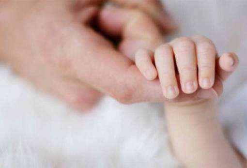 Επίδομα γέννησης: Στη Βουλή η αναδρομική αύξησή του