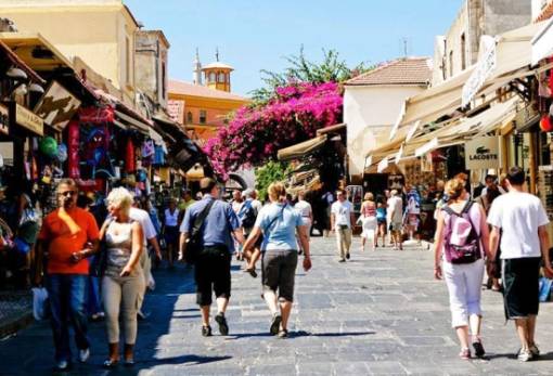 Τουρισμός: Ο μισός πληθυσμός της χώρας δεν δύναται να χρηματοδοτήσει διακοπές μιας εβδομάδας