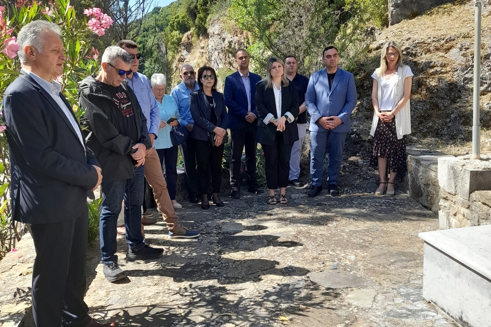 &Mu;&epsilon; &sigma;&upsilon;&gamma;&kappa;ί&nu;&eta;&sigma;&eta; &kappa;&alpha;&iota; &pi;&epsilon;&rho;&eta;&phi;ά&nu;&iota;&alpha; &omicron;&iota; &Sigma;&omicron;&upsilon;&sigma;&tau;&iota;ά&nu;&omicron;&iota; &tau;ί&mu;&eta;&sigma;&alpha;&nu; &tau;&omicron;&upsilon;&sigmaf; &pi;&epsilon;&sigma;ό&nu;&tau;&epsilon;&sigmaf; &kappa;&alpha;&iota; &tau;&alpha; &theta;ύ&mu;&alpha;&tau;&alpha; &tau;&omicron;&upsilon; &Omicron;&lambda;&omicron;&kappa;&alpha;&upsilon;&tau;ώ&mu;&alpha;&tau;&omicron;&sigmaf;