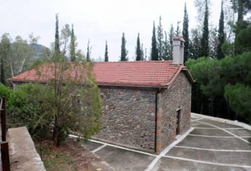 Πανηγυρίζει η Παναγία η Γιάτρισσα στην Κοκκινόρραχη