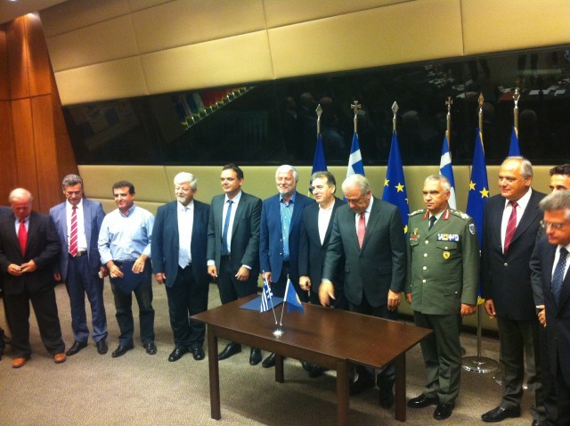 &Kappa;&alpha;&iota; &pi;&omicron;&lambda;&iota;&tau;&iota;&kappa;έ&sigmaf; &pi;&tau;ή&sigma;&epsilon;&iota;&sigmaf; &sigma;&tau;&omicron; &alpha;&epsilon;&rho;&omicron;&delta;&rho;ό&mu;&iota;&omicron; &Tau;&rho;ί&pi;&omicron;&lambda;&eta;&sigmaf;