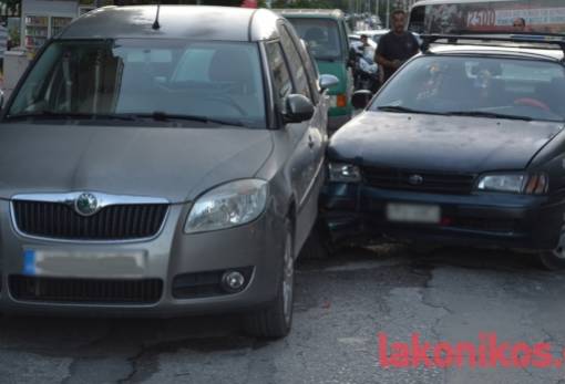 ΙΧ «καρφώθηκε» σε 2 οχήματα στο κέντρο της Σπάρτης (ΦΩΤΟ)