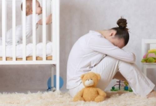 Μια στις επτά γυναίκες με επιλόχεια κατάθλιψη μετά τον τοκετό