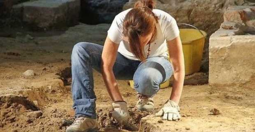 Έ&nu;&alpha;&nu; &alpha;&rho;&chi;&alpha;&iota;&omicron;&lambda;ό&gamma;&omicron; &kappa;&alpha;&iota; &tau;έ&sigma;&sigma;&epsilon;&rho;&iota;&sigmaf; &epsilon;&rho;&gamma;ά&tau;&epsilon;&sigmaf; &pi;&rho;&omicron;&sigma;&lambda;&alpha;&mu;&beta;ά&nu;&epsilon;&iota; &eta; &Epsilon;&phi;&omicron;&rho;&epsilon;ί&alpha; &Alpha;&rho;&chi;&alpha;&iota;&omicron;&tau;ή&tau;&omega;&nu; &Lambda;&alpha;&kappa;&omega;&nu;ί&alpha;&sigmaf;