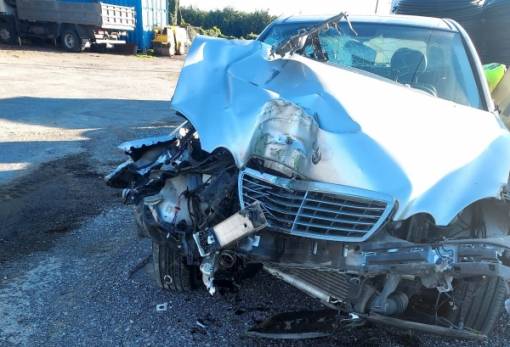 ΙΧ χτύπησε δίκυκλο και «καρφώθηκε» σε κολώνα μεταξύ Σκάλας-Βλαχιώτη