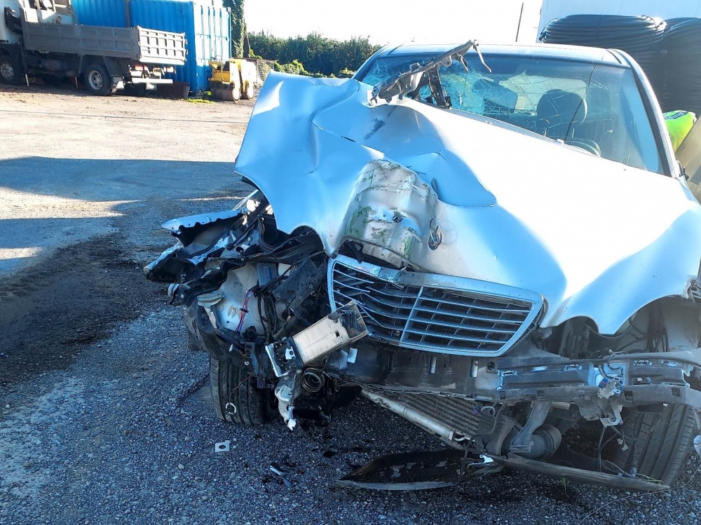 ΙΧ χτύπησε δίκυκλο και «καρφώθηκε» σε κολώνα μεταξύ Σκάλας-Βλαχιώτη