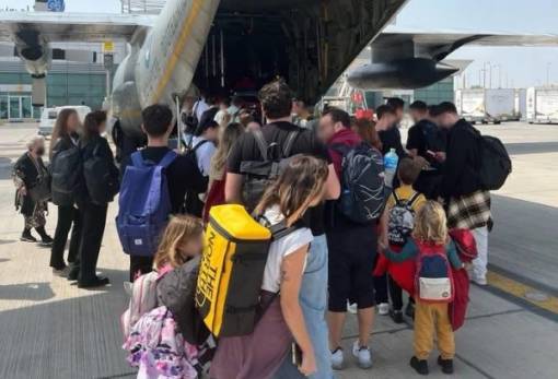 «Πάτησαν» Ελλάδα οι πρώτοι Έλληνες που είχαν εγκλωβιστεί στα Εμιράτα