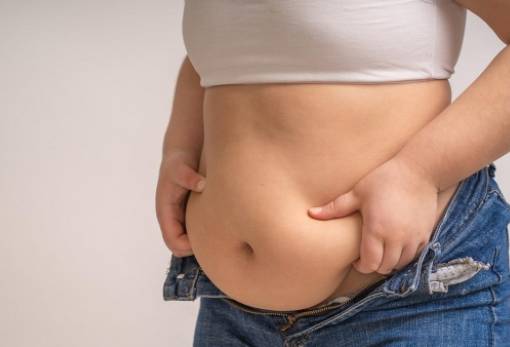 Λίπος στην κοιλιά: Ποιος κίνδυνος αυξάνεται μετά τα 40;