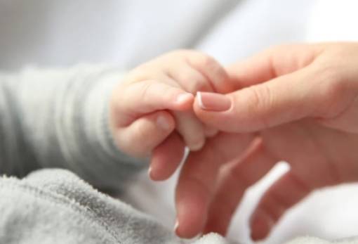 Επίδομα μητρότητας: «Κλείδωσε» η πρώτη πληρωμή για το 2026