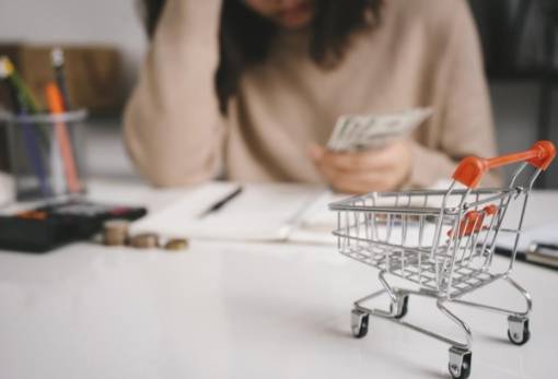 Μειώνουν τις αγορές ακόμη και για τρόφιμα οι Έλληνες λόγω ακρίβειας