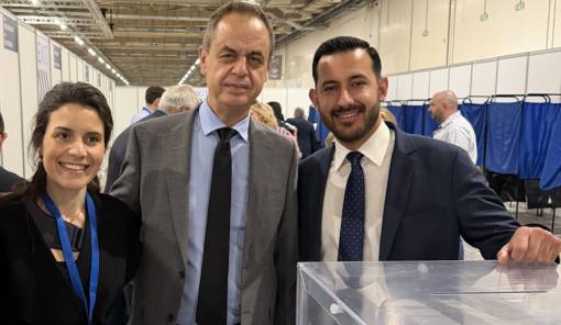&Sigma;&tau;&eta;&nu; &Pi;&omicron;&lambda;&iota;&tau;&iota;&kappa;ή &Epsilon;&pi;&iota;&tau;&rho;&omicron;&pi;ή &tau;&eta;&sigmaf; &Nu;&Delta; &omicron; &Gamma;. &Kappa;&upsilon;&rho;&iota;&alpha;&kappa;&omicron;ύ&lambda;&iota;&alpha;&sigmaf;