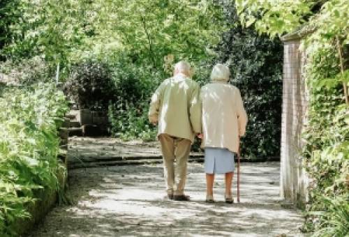 Ακόμα και ένας περίπατος την ημέρα αρκεί για να επιβραδύνει την Αλτσχάιμερ