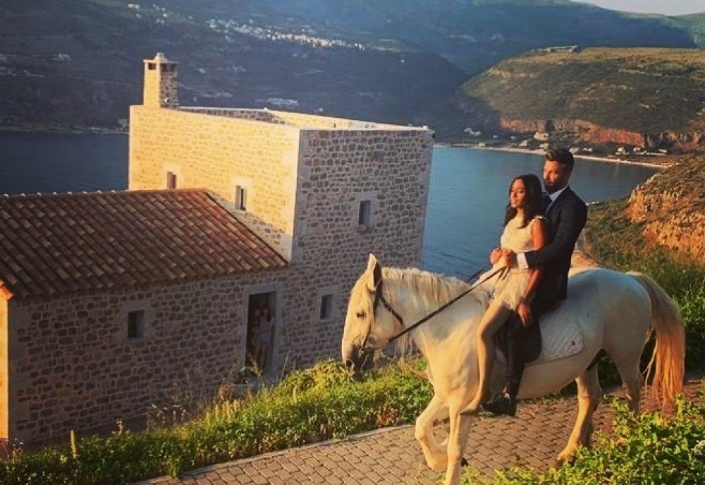 &Pi;&alpha;&nu;&tau;&rho;&epsilon;ύ&tau;&eta;&kappa;&alpha;&nu; &laquo;&kappa;&rho;&upsilon;&phi;ά&raquo; &sigma;&tau;&eta; &Mu;ά&nu;&eta; &kappa;&alpha;&iota; έ&phi;&upsilon;&gamma;&alpha;&nu; &pi;ά&nu;&omega; &sigma;&epsilon; ά&lambda;&omicron;&gamma;&omicron; (&Phi;&Omega;&Tau;&Omicron;)