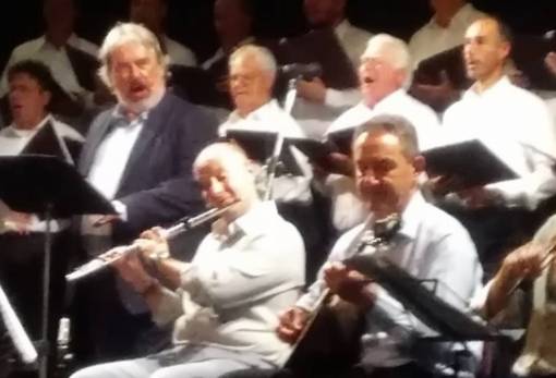 Έσμιξαν οι χορωδίες και ερμήνευσαν Χιώτη, Ζαμπέτα και Καζαντζίδη!