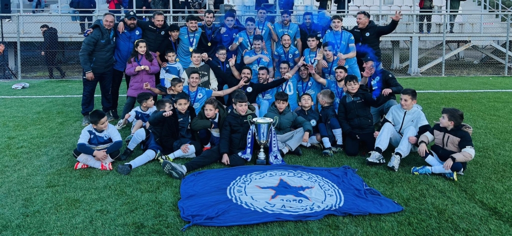 &Mu;&epsilon; &tau;&omicron;&upsilon;&sigmaf; &laquo;&kappa;&lambda;&epsilon;&iota;&delta;&omicron;&kappa;&rho;ά&tau;&omicron;&rho;&epsilon;&sigmaf;&raquo; &tau;&omicron;&upsilon; &nu;&tau;&alpha;&mu;&pi;&lambda; &sigma;&tau;&eta; &Gamma;&rsquo; &Epsilon;&theta;&nu;&iota;&kappa;ή &omicron; &Alpha;&sigma;&tau;έ&rho;&alpha;&sigmaf; &Beta;&lambda;&alpha;&chi;&iota;ώ&tau;&eta;