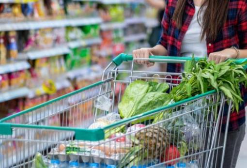 Σούπερ μάρκετ: Με δύο τιμές τα προϊόντα στα ράφια