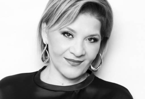 Ένα μουσικό ταξίδι με τη Γιώτα Νέγκα κάτω από τα αστέρια της Βαμβακούς