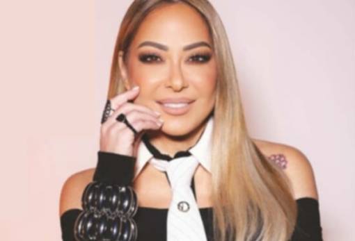 Η Μελίνα Ασλανίδου τραγουδά στην Απιδιά