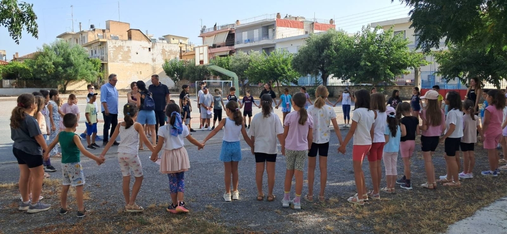&Omicron;&lambda;&omicron;&kappa;&lambda;&eta;&rho;ώ&nu;&epsilon;&tau;&alpha;&iota; &mu;&epsilon; &gamma;&epsilon;&mu;ά&tau;&epsilon;&sigmaf; &laquo;&alpha;&pi;&omicron;&sigma;&kappa;&epsilon;&upsilon;έ&sigmaf;&raquo; &tau;&omicron; &tau;&alpha;&xi;ί&delta;&iota; &tau;&omicron;&upsilon; &laquo;Summer Camp&raquo; &sigma;&tau;&eta; &Sigma;&pi;ά&rho;&tau;&eta;