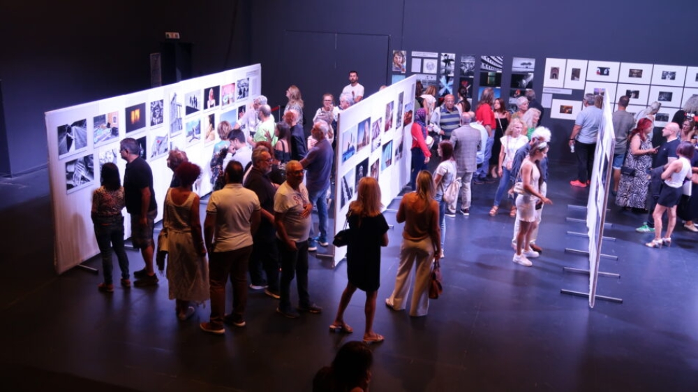 &Eta; &Lambda;&Epsilon;&Phi;&Omega;&Sigma; &delta;ί&nu;&epsilon;&iota; &tau;&omicron; &delta;&iota;&kappa;ό &tau;&eta;&sigmaf; &phi;&omega;&sigmaf; &sigma;&tau;&eta;&nu; 1&eta; &Delta;&iota;&epsilon;&theta;&nu;ή &Phi;&omega;&tau;&omicron;&gamma;&rho;&alpha;&phi;&iota;&kappa;ή &Sigma;&upsilon;&nu;ά&nu;&tau;&eta;&sigma;&eta; &Kappa;&alpha;&lambda;&alpha;&mu;ά&tau;&alpha;&sigmaf;