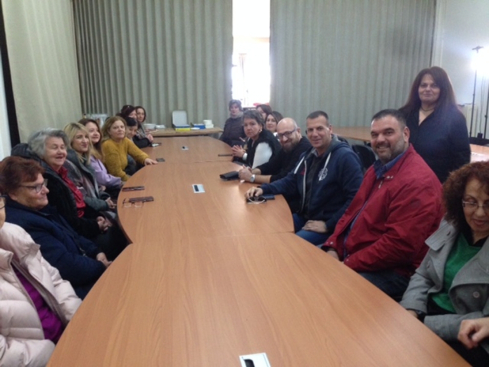 Μαζί με τις σχολικές καθαρίστριες ο Βακαλόπουλος