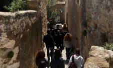 &Sigma;&tau;&alpha; &kappa;&alpha;&lambda;&nu;&tau;&epsilon;&rho;ί&mu;&iota;&alpha; &tau;&eta;&sigmaf; &Mu;&omicron;&nu;&epsilon;&mu;&beta;&alpha;&sigma;ί&alpha;&sigmaf; &laquo;&sigma;&epsilon;&rho;&gamma;&iota;ά&nu;&iota;&sigma;&alpha;&nu;&raquo; &mu;&alpha;&theta;&eta;&tau;έ&sigmaf; &tau;&omicron;&upsilon; &Lambda;&upsilon;&kappa;&epsilon;ί&omicron;&upsilon; Tito Livio