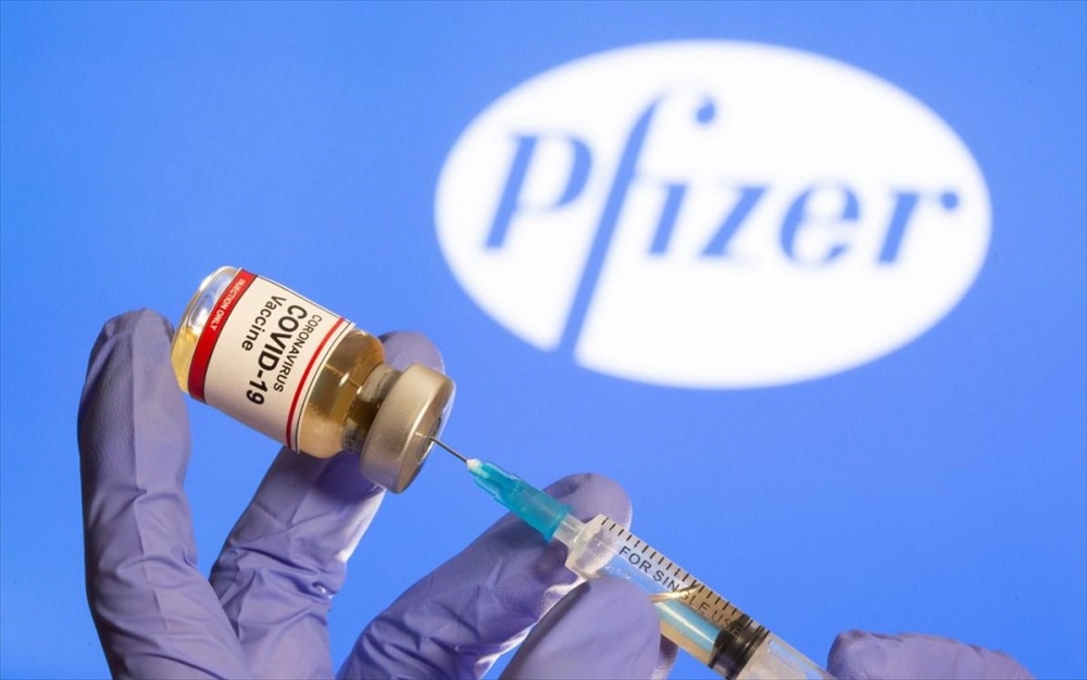 &Epsilon;&mu;&beta;ό&lambda;&iota;&omicron; Pfizer &ndash; &Eta; &alpha;&nu;&omicron;&sigma;ί&alpha; &phi;&theta;ί&nu;&epsilon;&iota; &mu;&epsilon;&rho;&iota;&kappa;&omicron;ύ&sigmaf; &mu;ή&nu;&epsilon;&sigmaf; &mu;&epsilon;&tau;ά &tau;&omicron;&nu; &epsilon;&mu;&beta;&omicron;&lambda;&iota;&alpha;&sigma;&mu;ό