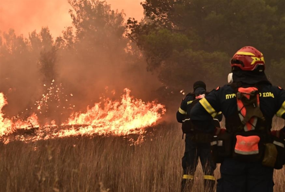 &Sigma;&tau;&omicron; &laquo;&kappa;ί&tau;&rho;&iota;&nu;&omicron;&raquo; &omicron; &kappa;ί&nu;&delta;&upsilon;&nu;&omicron;&sigmaf; &phi;&omega;&tau;&iota;ά&sigmaf; &kappa;&alpha;&iota; &tau;&eta;&nu; &Pi;&alpha;&rho;&alpha;&sigma;&kappa;&epsilon;&upsilon;ή &sigma;&tau;&eta; &nu;ό&tau;&iota;&alpha; &Lambda;&alpha;&kappa;&omega;&nu;ί&alpha;