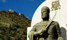 &Sigma;&upsilon;&nu;&epsilon;&chi;ί&zeta;&omicron;&nu;&tau;&alpha;&iota; &kappa;&alpha;&iota; &kappa;&omicron;&rho;&upsilon;&phi;ώ&nu;&omicron;&nu;&tau;&alpha;&iota; &omicron;&iota; &epsilon;&kappa;&delta;&eta;&lambda;ώ&sigma;&epsilon;&iota;&sigmaf; &tau;&omega;&nu; &laquo;&Pi;&alpha;&lambda;&alpha;&iota;&omicron;&lambda;&omicron;&gamma;&epsilon;ί&omega;&nu;&raquo;