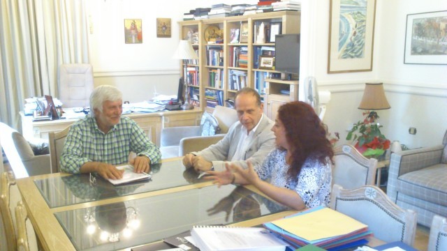 &Tau;&eta; &delta;&eta;&mu;&iota;&omicron;&upsilon;&rho;&gamma;ί&alpha; &Tau;&rho;ά&pi;&epsilon;&zeta;&alpha;&sigmaf; &Epsilon;&lambda;&alpha;&iota;&omicron;&lambda;ά&delta;&omicron;&upsilon; &epsilon;&pi;&iota;&delta;&iota;ώ&kappa;&epsilon;&iota; &eta; &Pi;&epsilon;&rho;&iota;&phi;έ&rho;&epsilon;&iota;&alpha;