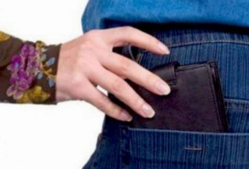 Βούτηξε πορτοφόλι… «ταχυδακτυλουργικά» από άνδρα στο κέντρο της Σπάρτης