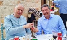 &Pi;ά&sigma;&chi;&alpha; &mu;&epsilon; &tau;&sigma;&omicron;ύ&gamma;&kappa;&rho;&iota;&sigma;&mu;&alpha; &kappa;&alpha;&iota; &laquo;&pi;&rho;ά&sigma;&iota;&nu;&omicron;&raquo; ά&rho;&omega;&mu;&alpha; &sigma;&tau;&eta;&nu; &Epsilon;&lambda;&alpha;&phi;ό&nu;&eta;&sigma;&omicron;