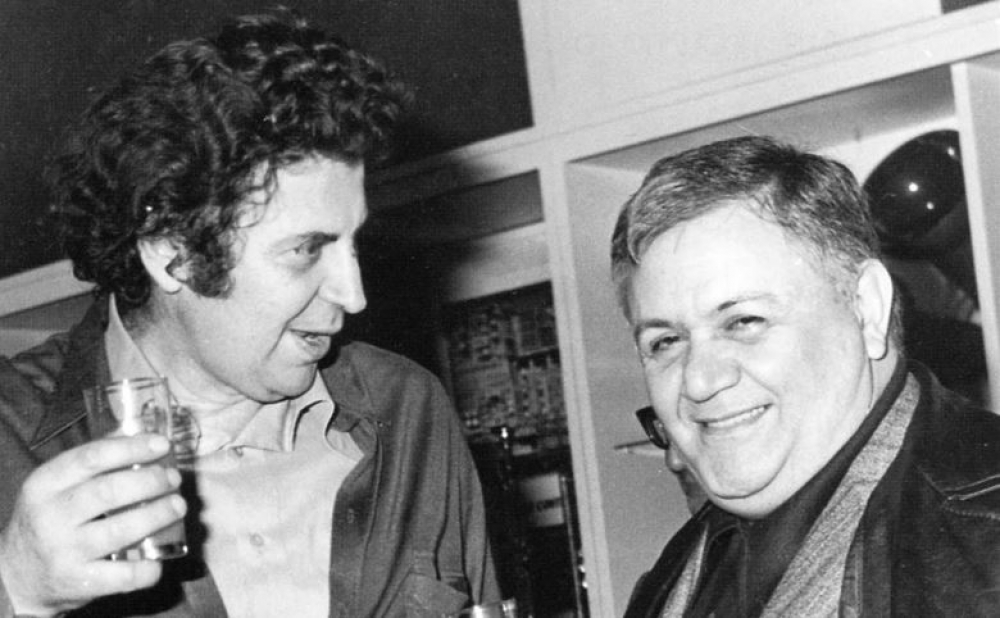 &laquo;&Tau;&rho;&alpha;&gamma;&omicron;&upsilon;&delta;ά&mu;&epsilon; &Mu;ί&kappa;&eta; &Theta;&epsilon;&omicron;&delta;&omega;&rho;ά&kappa;&eta;, &gamma;&iota;&omicron;&rho;&tau;ά&zeta;&omicron;&upsilon;&mu;&epsilon; &tau;&omicron;&nu; &Mu;ά&nu;&omicron; &Chi;&alpha;&tau;&zeta;&iota;&delta;ά&kappa;&eta;&raquo;