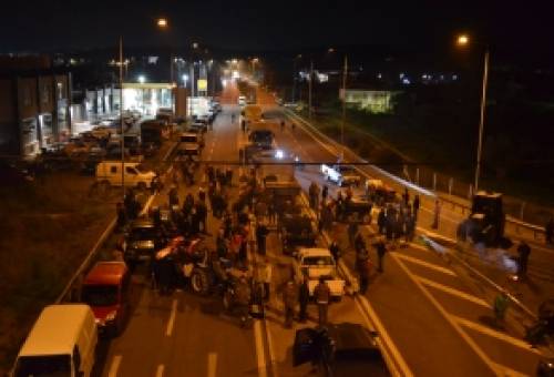 Στο μπλόκο για όσο χρειαστεί οι αγροτοκτηνοτρόφοι