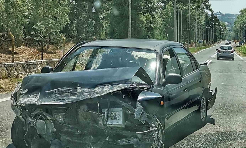 Αυτοκίνητο «καρφώθηκε» σε μάντρα στο ΚΕΕΜ (ΦΩΤΟ)