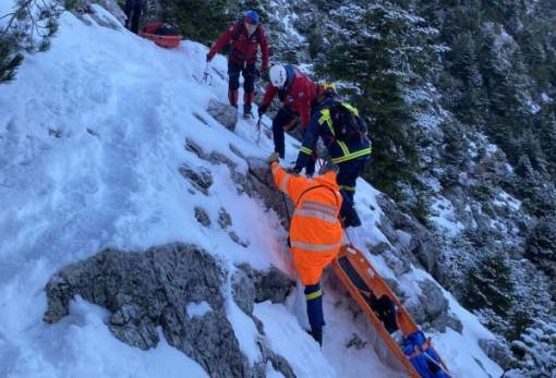 Κόβουν τη ανάσα οι εικόνες από τη διάσωση ορειβατών στον Ταΰγετο