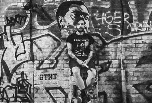 Σκοτεινή ποπ αισθητική και προσωπικές ιστορίες: Έκθεση του Bewild Brother στην ΠΕΣ