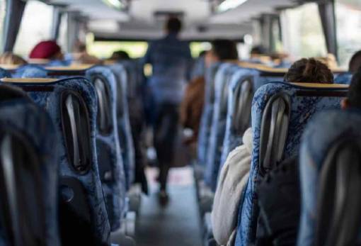 Λεωφορείο σχολικής εκδρομής «κόλλησε» σε δρόμο της Φάριδος