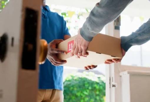 Τέλος τα μετρητά στις παραδόσεις δεμάτων με κούριερ