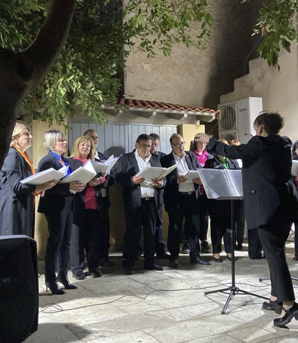 &Sigma;&tau;&omicron;&nu; &alpha;&pi;ό&eta;&chi;&omicron; &tau;&omega;&nu; &laquo;&Phi;&theta;&iota;&nu;&omicron;&pi;&omega;&rho;&iota;&nu;ώ&nu; &Mu;&epsilon;&lambda;&omega;&delta;&iota;ώ&nu;&raquo;